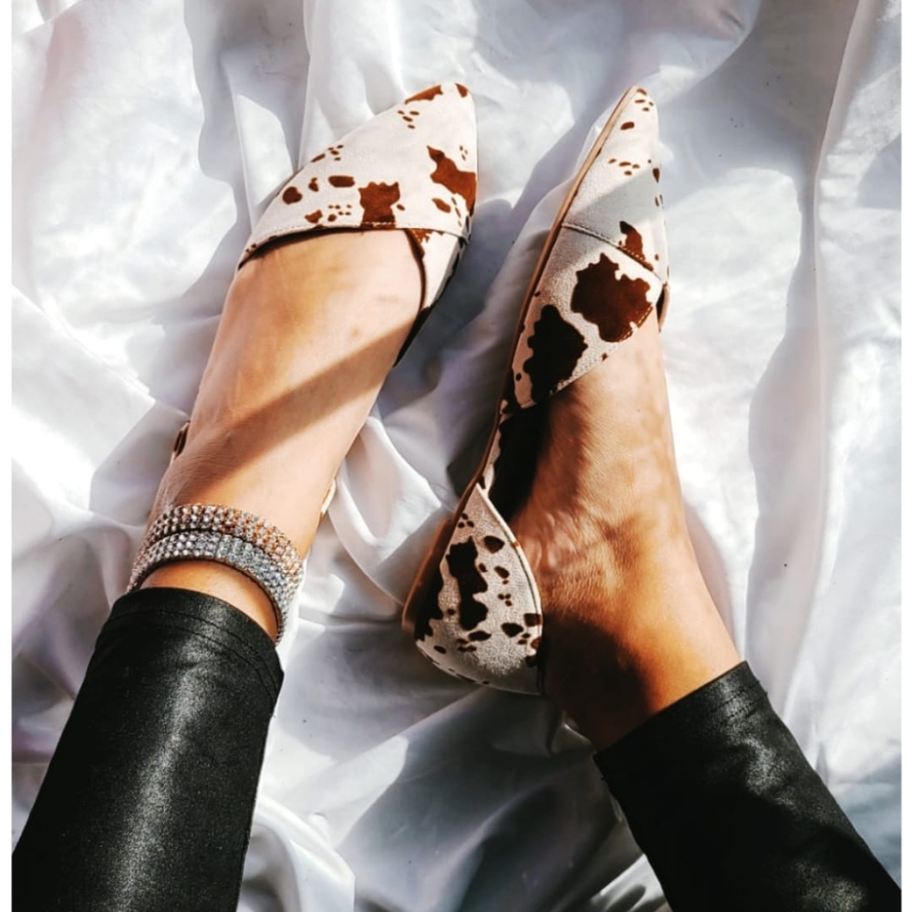 🆕️Winter collection🤎💫 Cow print Flats - Picture 2 of 4